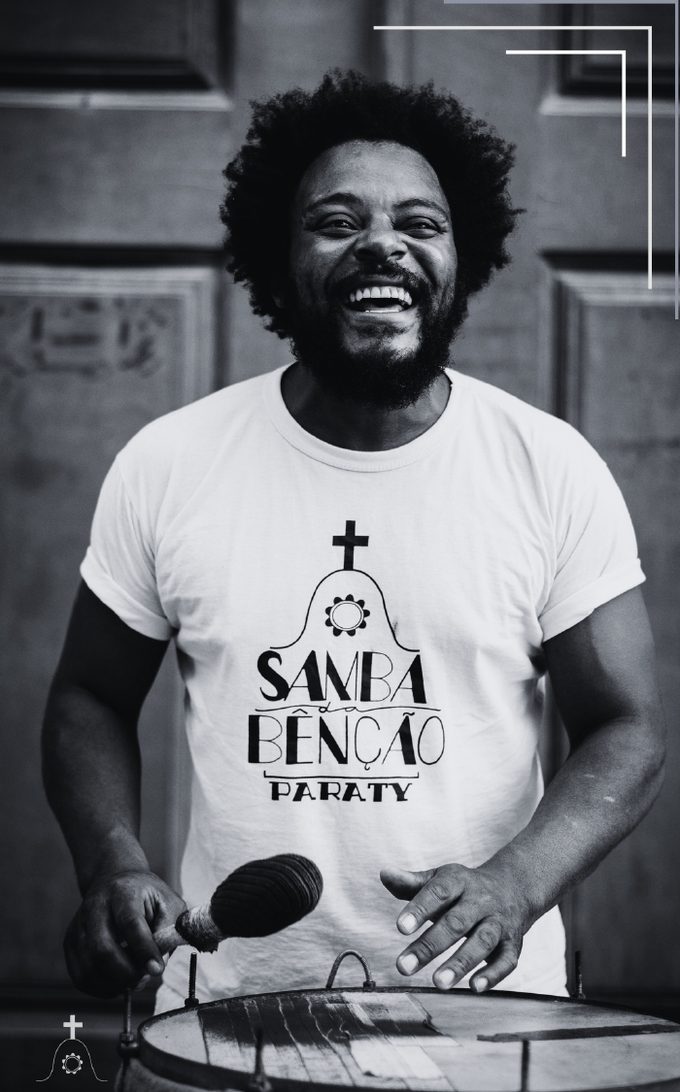 Ezequiel Inácio sorrindo com instrumento de percussão