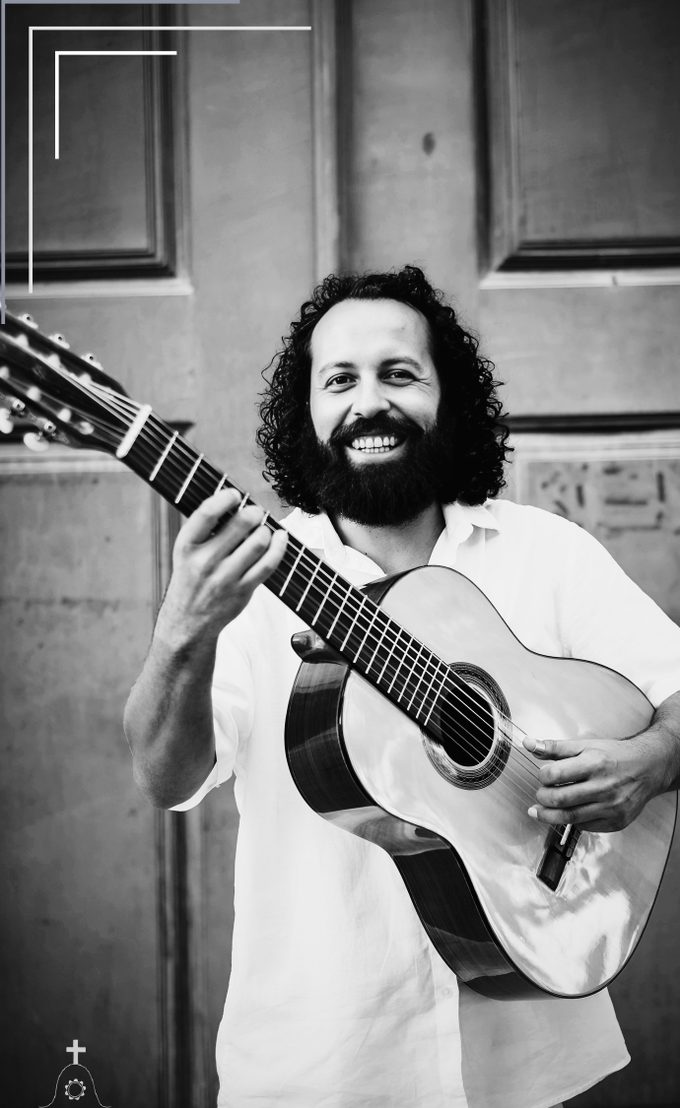 Felipe Rás com violão
