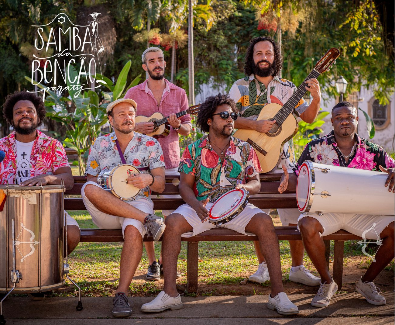 Samba da Benção Paraty reunido com instrumentos em área verde