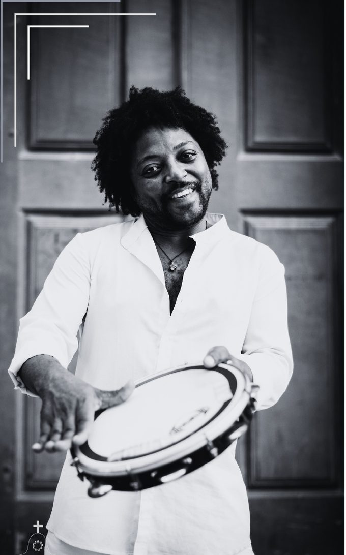 Isaque Inácio com pandeiro