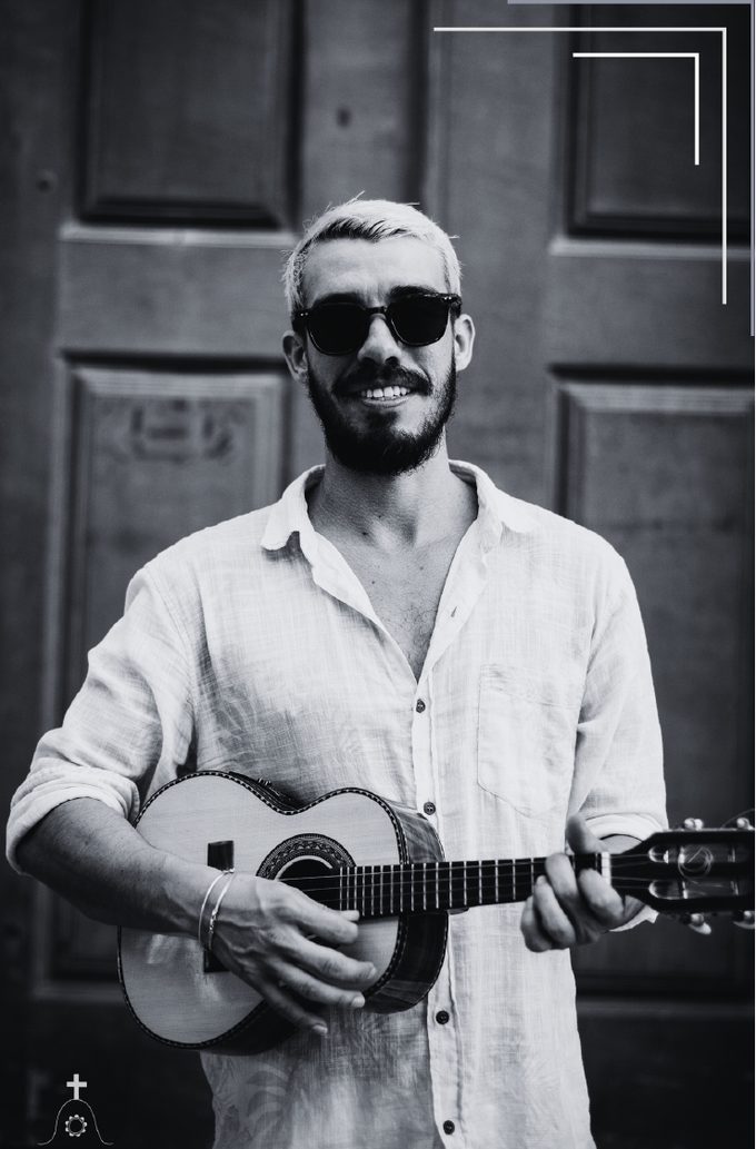 Juliano Conceição com cavaquinho